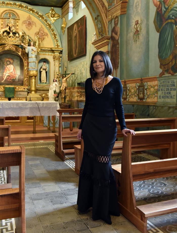 Angélica posa en la Capilla de los milagros, en Quito
