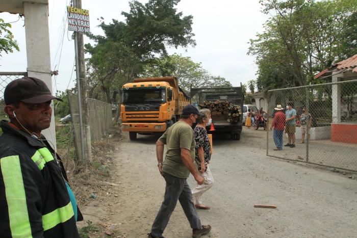 Tránsito. Volquetes y camiones entran y salen de la ciudadela para cargar material y retirarlo.