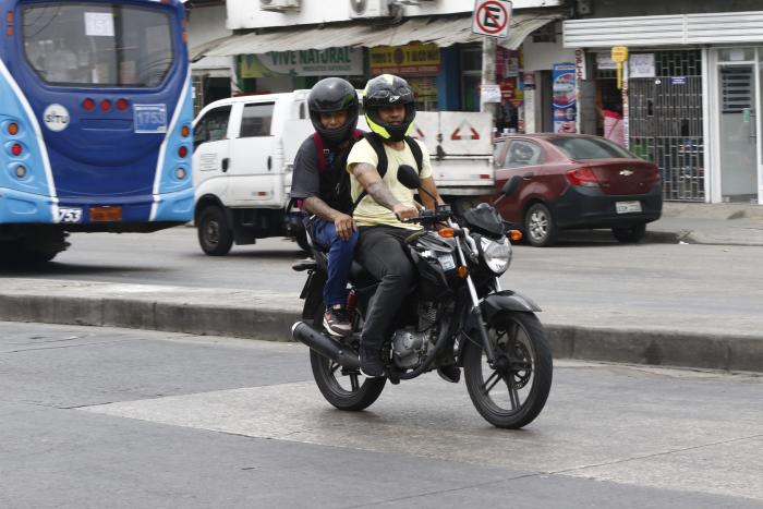 Dos en moto, la prohibición que se incumple a vista de todos