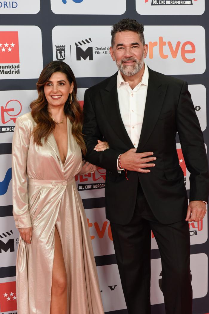 El actor con su esposa Mayrín Villanueva.