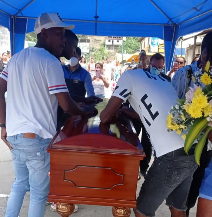 Familiares llorando en el féretro de Álex Quiñónez.