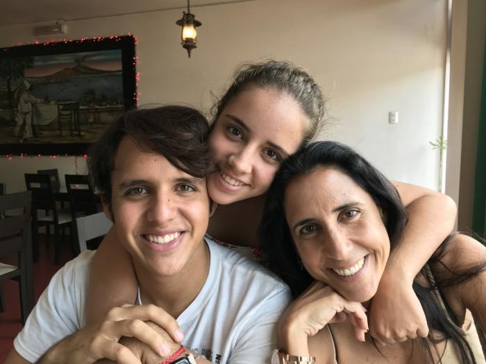 Alberta Vallarino en compañía de sus hijos