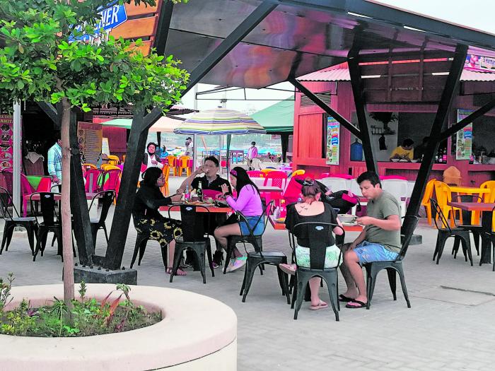 Playas. Los restaurantes reciben a visitantes que se quedan o van solo a pasar el día y se regresan a sus ciudades.