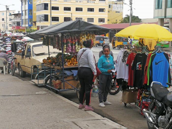 Imagen PUESTOS DE ZAPATOS_ LEGUMBRES Y ROPA EN LA 15 DE AGOSTO_JPG