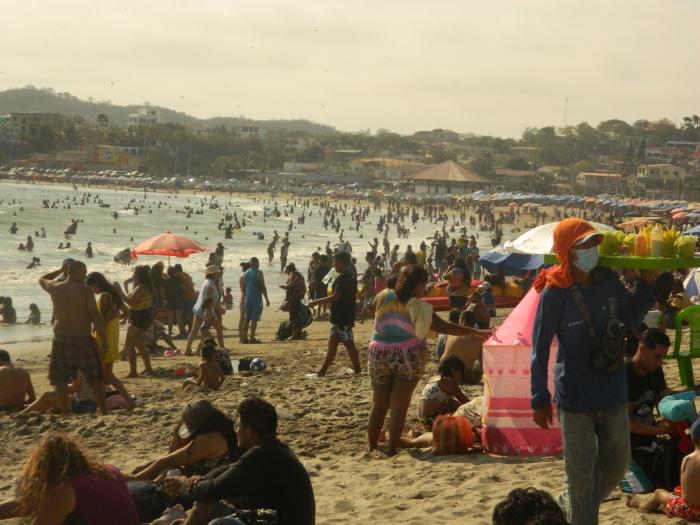 Playas. Los turistas eligieron un chapuzón. General Villamil lució completamente llena los días de asueto.