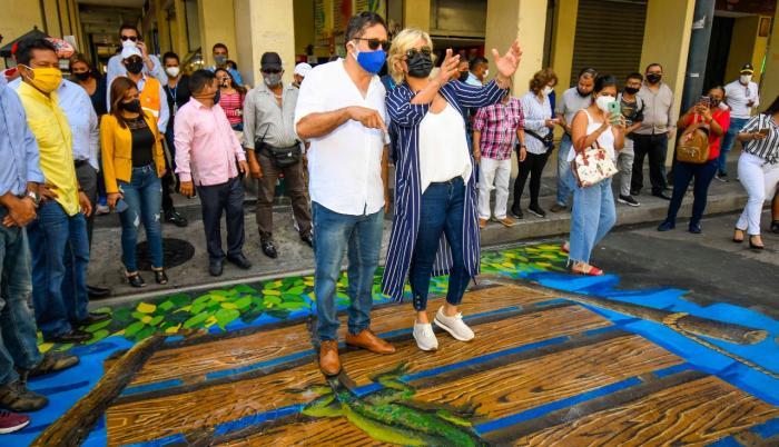 Xavier Álvarez, gerente de Siglo XXI, y la alcaldesa de Guayaquil, Cynthia Viteri, investigados por peculado.