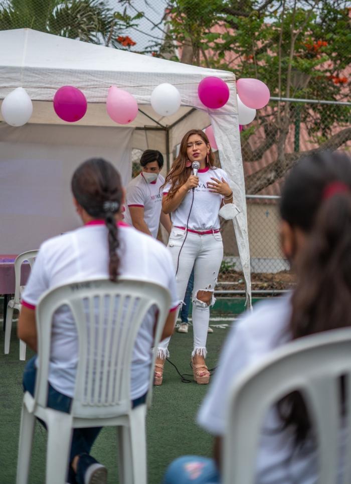 Camila Cedeño imparte charlas de superación a mujeres que son víctimas de maltrato.