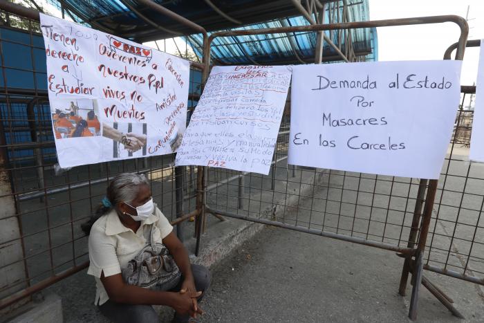 Los parientes de los reos viven momentos de angustia por la situación dentro.