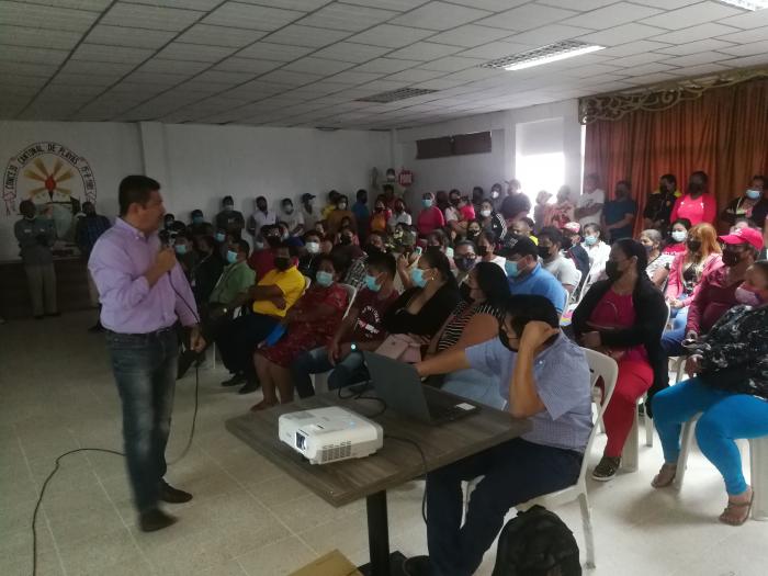 Vendedores reciben capacitacion