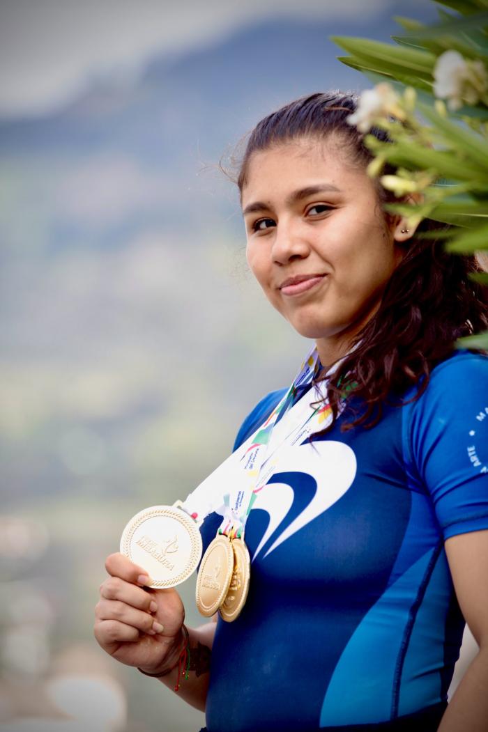Bella-Paredes-pesista-ecuatoriana
