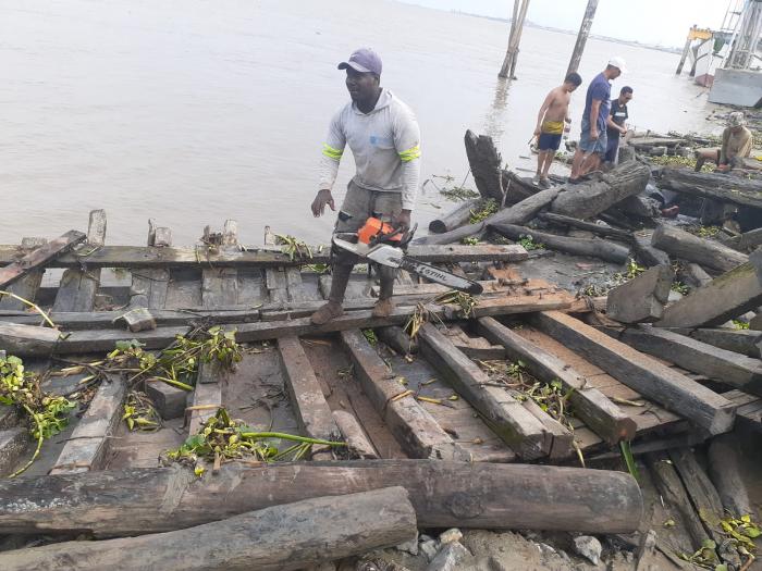 Limpian Riberas del rio Guayas 5