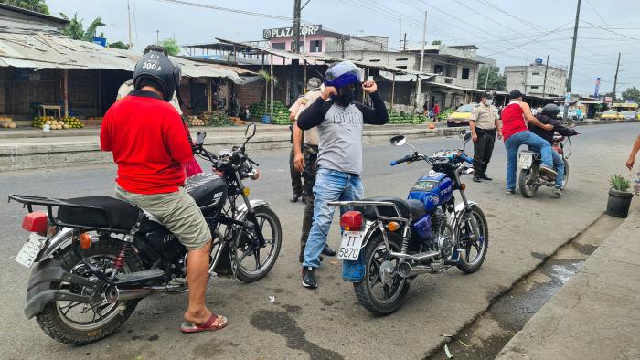 LOS MOTORIZADOS ERAN REVISADOS PARA CONFIRMAR QUE NO PORTEN ARMAS