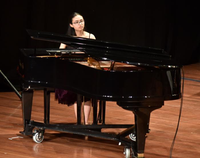 Daniela Verdugo, nieta del lutier Luis Verdugo