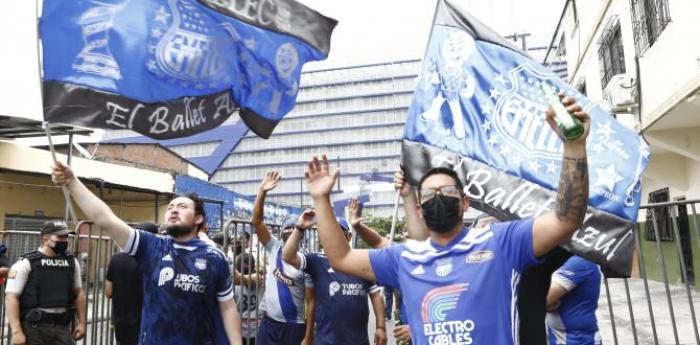 Hinchas de Emelec, esperando el partido.