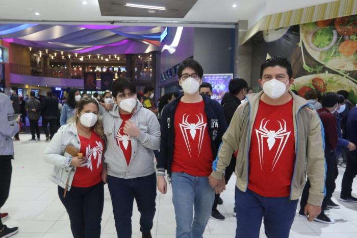 Familias enteras llegaron al estreno.