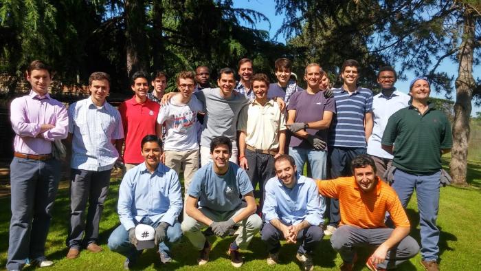 Felipe Román en compañía de sus compañeros de estudio