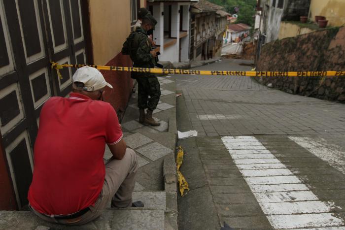 Resignación. Habitantes de la zona 0 solo quieren sacar sus enseres.