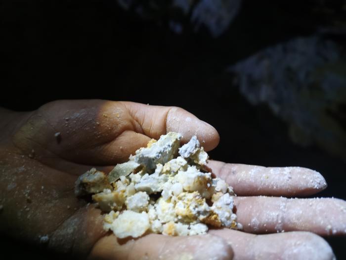 Roca. Un uniformado muestra el material de la beta.