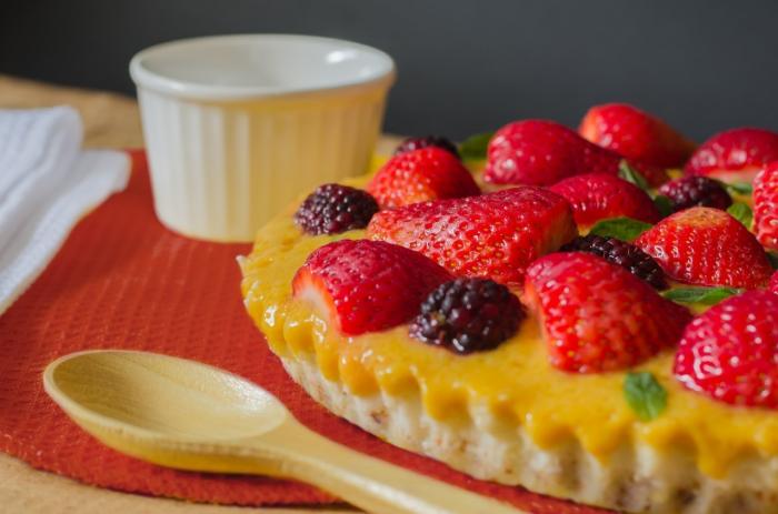 Postre vegano, decorado con frutas