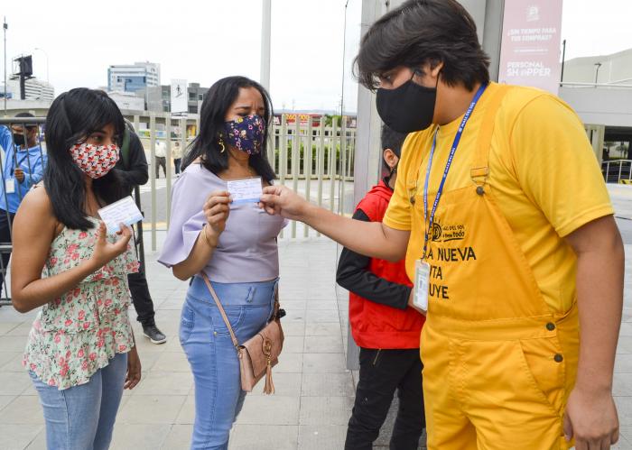 Medidas. En centros comerciales el carné de vacunación es obligatorio