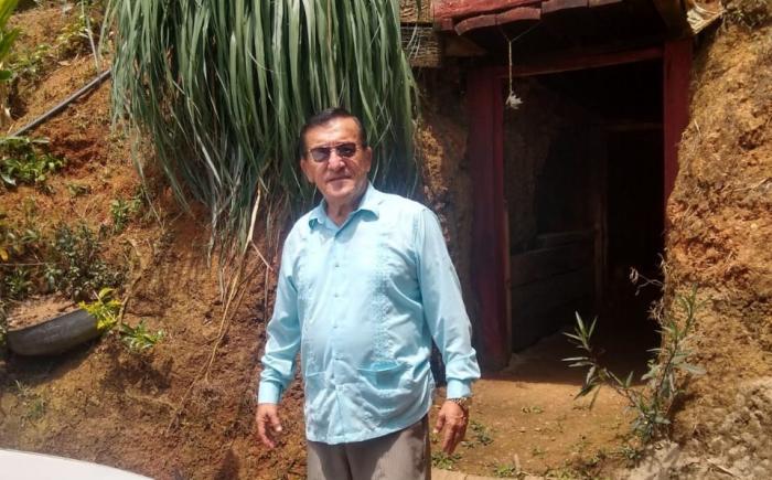 José Victoriano Ochoa, en el exterior de una mina cercana al casco urbano de Zaruma