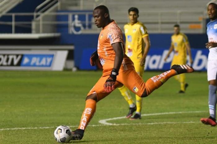 Johan-Padilla-arquero-Delfín