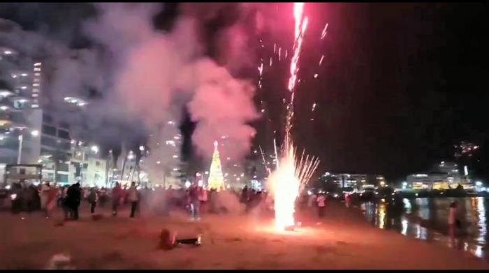 Pese a todas las disposiciones, no se respetó ni la prohibición de quema en la playa ni el distanciamiento.