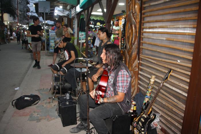 Se supone que los conciertos al público estaban prohibidos, pero eso no se cumplió.