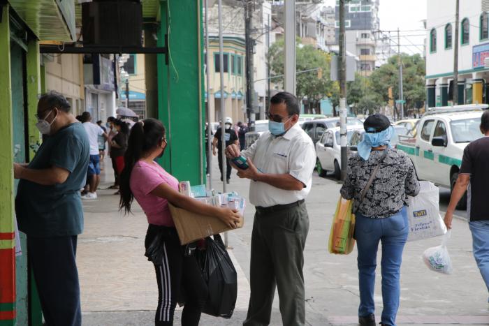 Informalidad. La paracetamol se escasea en las farmacias pero se revende en el comercio ambulante.
