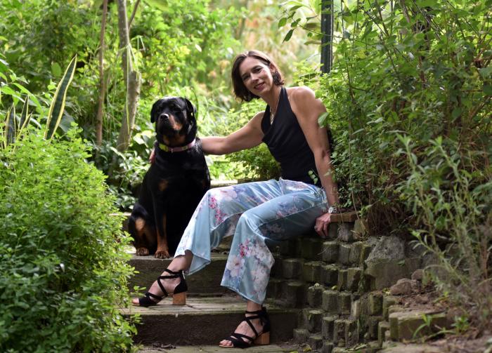 María Dolores en compañía de su mascota
