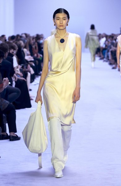 La extravagancia del vestido sobre pantalón