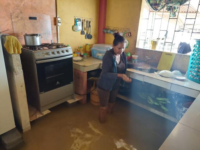 Así cocinan los habitantes de las zonas afectadas de Babahoyo.
