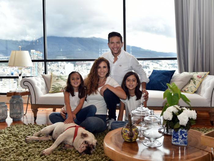 El piloto quiteño junto a su familia