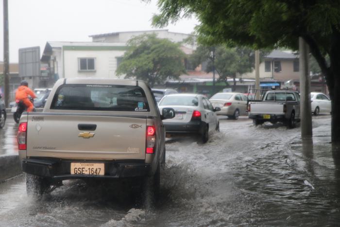 LLUVIA CAE EN GUAYAQUI (7694663)