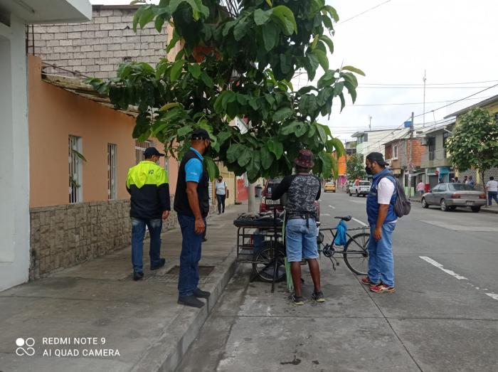 Sauces 6 recupera sus veredas, pero el barrio demanda que los