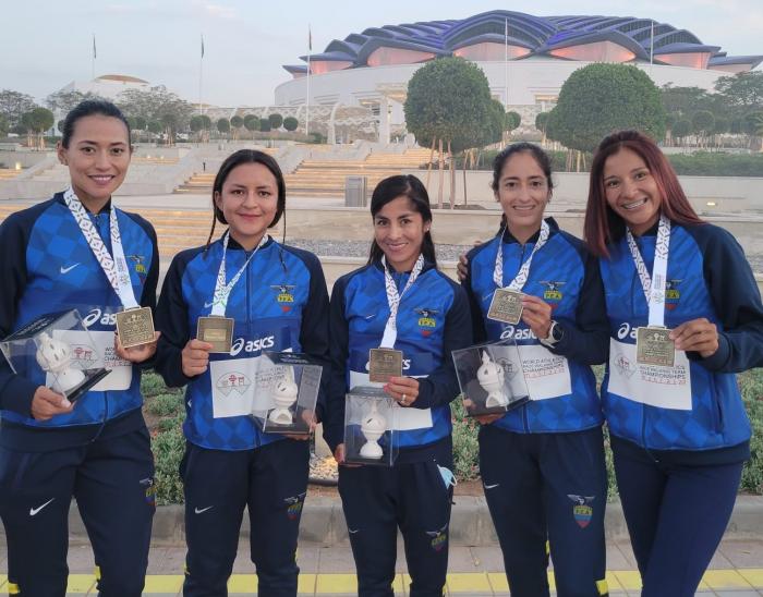 Campeonas-damas-marcha-Ecuador