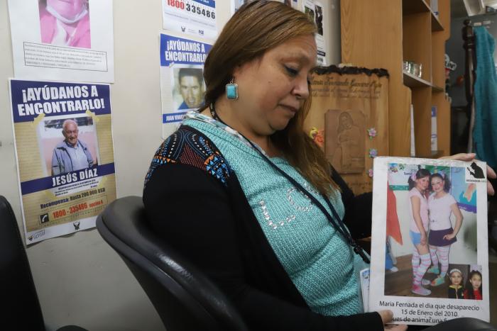 María de Lourdes Mejía muestra una foto de su hija.