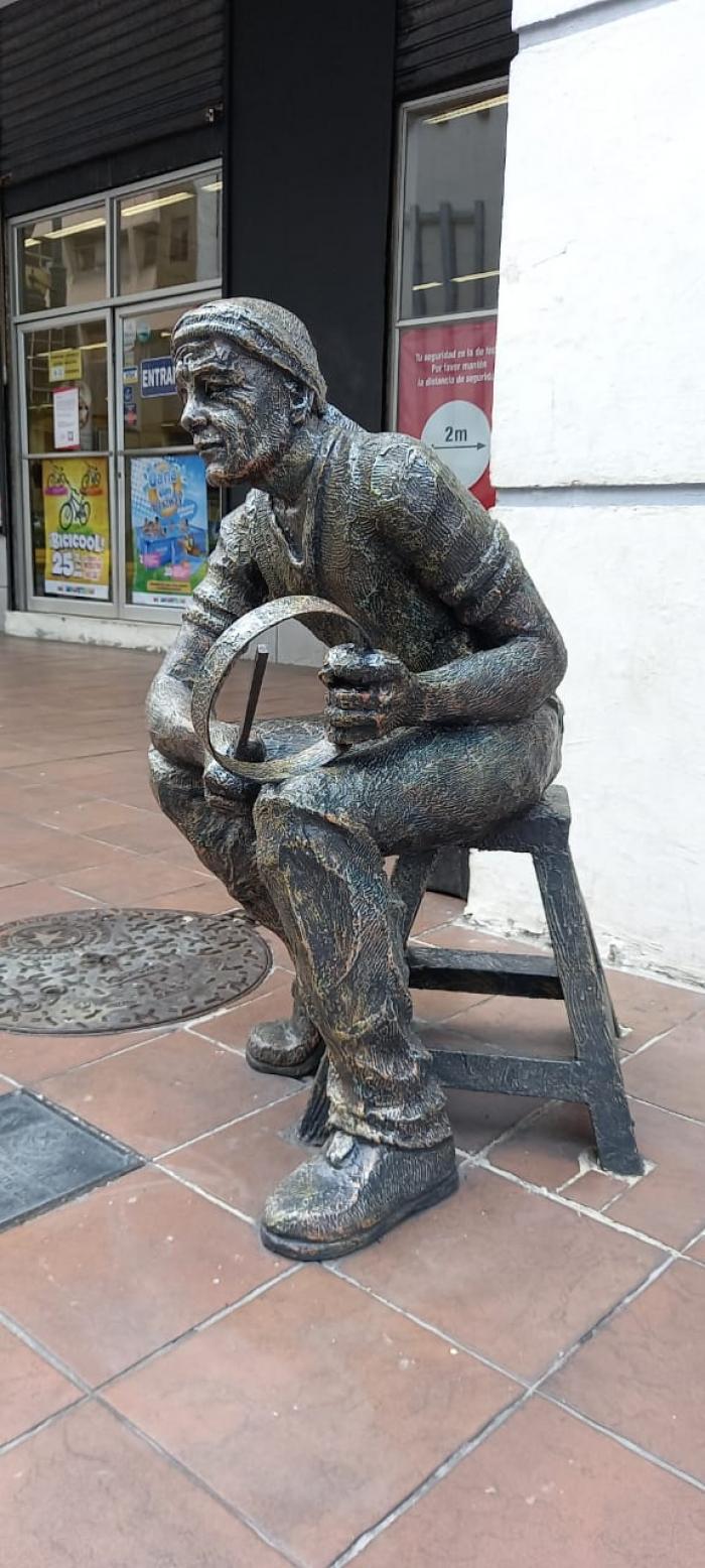 Escultura El hombre de la campana