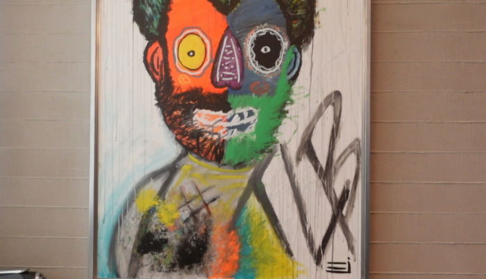 El arte siempre estuvo presente en su vida y cuenta con piezas de su autoría en su oficina