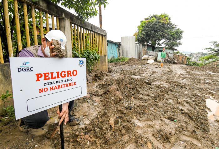 Letreros advierten del peligro en zona de deslizamiento en Nueva Prosperina 16
