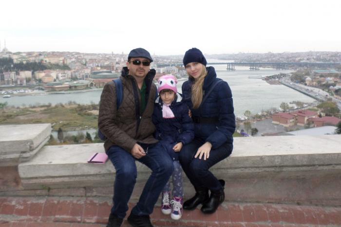 El embajador junto a su esposa e hija