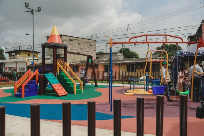 Inversion de USD 250 Mil se inauguran 2 parques en el sur 8