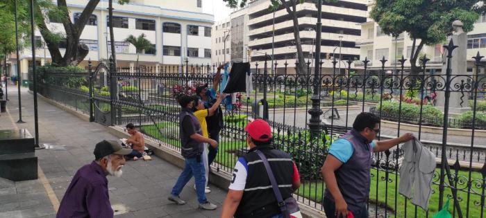 Municipio retiro ropa colgada por migrantes e indigentes 8