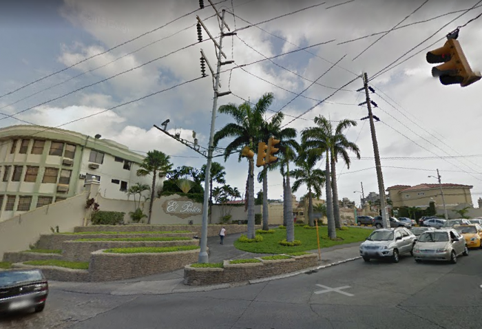 Fachada de la urbanización El Portón de Lomas de Urdesa, en el norte de Guayaquil