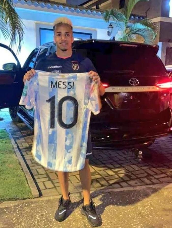 Byron Castillo muestra la camiseta de Lionel Messi.