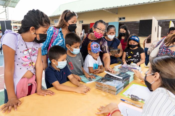 Niños reciben libros