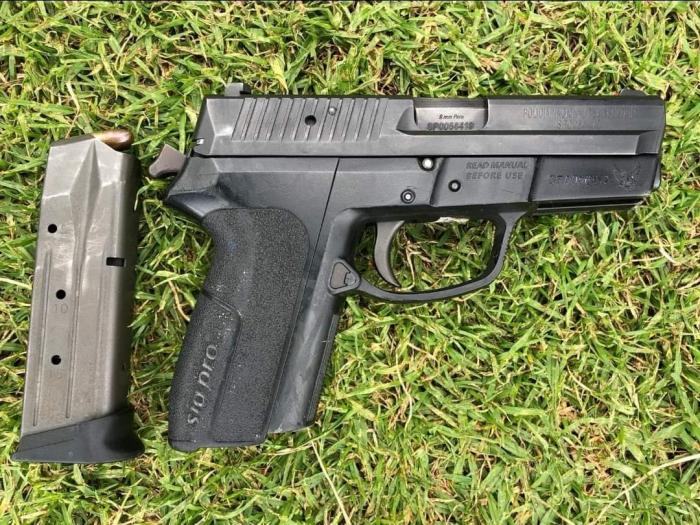 El arma de fuego asignada al Policía.