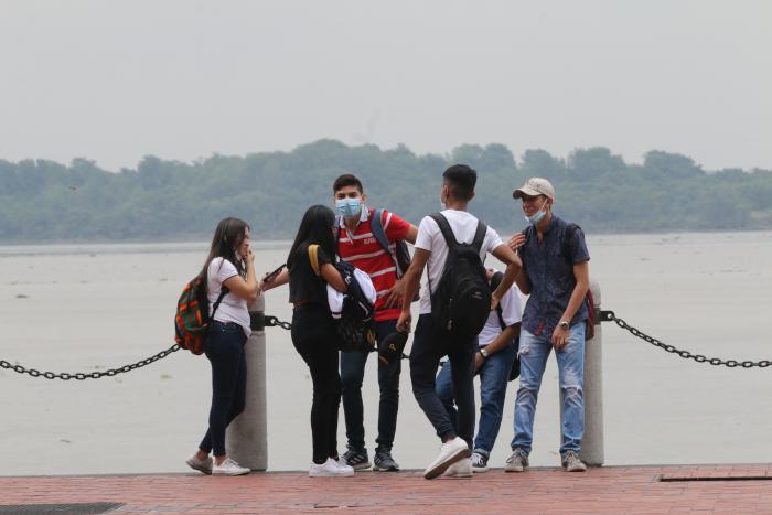 JOVENES DISFRUTAN Y SE (8117344)