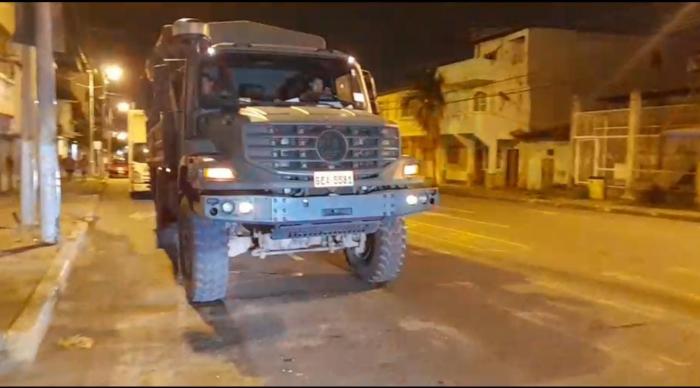 Un camión militar realiza patrullaje por una calle del centro de Esmeraldas.