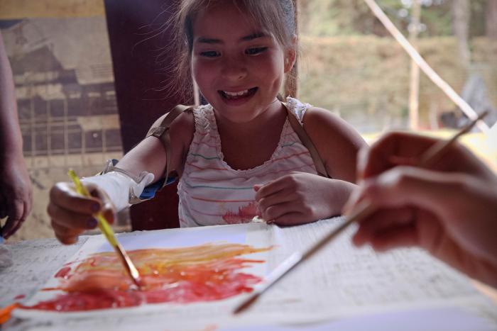 Cárol, de 8 años y paciente beneficiada por el programa de rehabilitación de la asociación Rang of Motion Project (ROMP), realiza terapia con sus prótesis, el 27 de abril de 2022, en Ciudad de Guatemala (Guatemala).